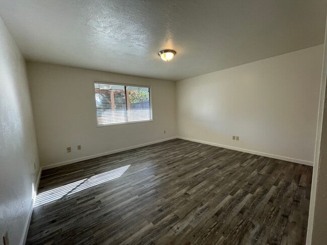 Building Photo - 3 bedroom, 2 bathroom, in East Medford