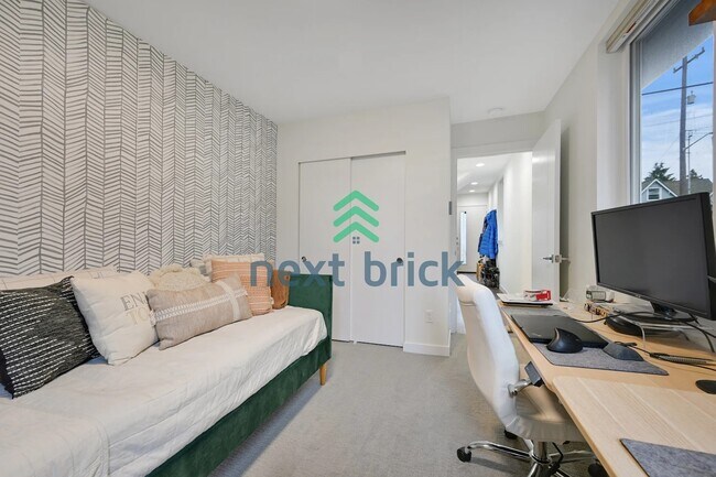 Building Photo - 2 BED & 2 BATH TOWNHOUSE FOR RENT