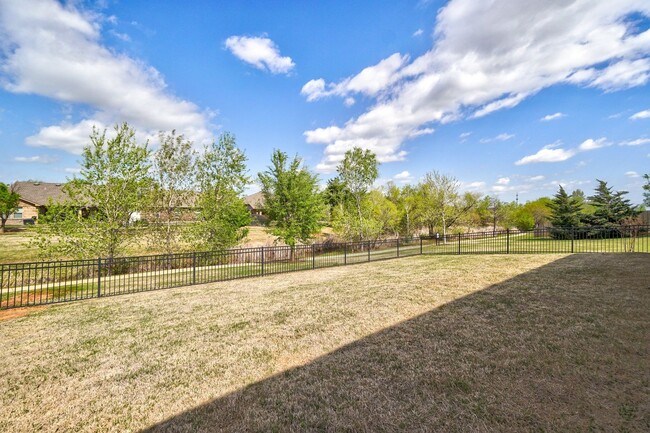 Building Photo - Stunning 4-Bedroom Home with Fireplace, Is...