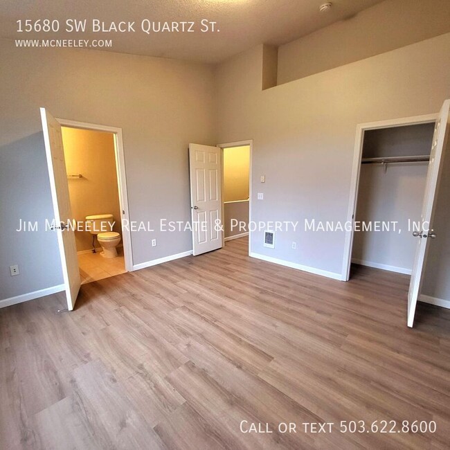 Building Photo - Beautiful townhome with 2 master suites in...