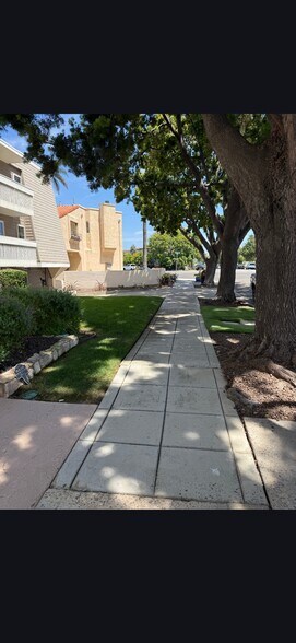 Building Photo - 512 E Ave