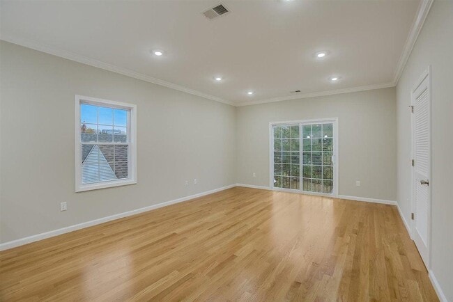 Building Photo - 16 Grant Ave