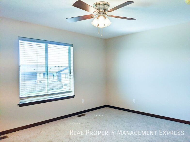 Building Photo - 3 Bedroom 2.5 Bathroom Single Family Townhome