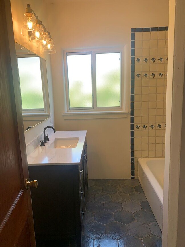 Building Photo - Renovated Santa Fe Home!!