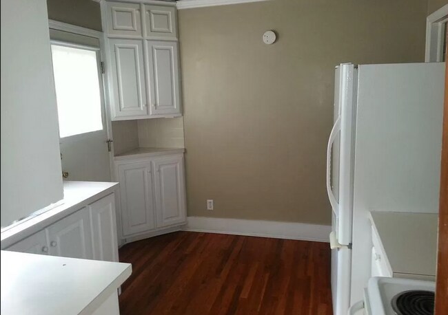 Building Photo - Charming 3 Bedroom Duplex Close to Dining,...