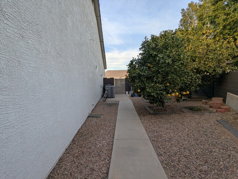 Building Photo - 267 E Smoke Tree Rd