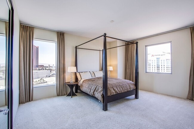 Building Photo - Absolutely stunning high rise loft at Metr...