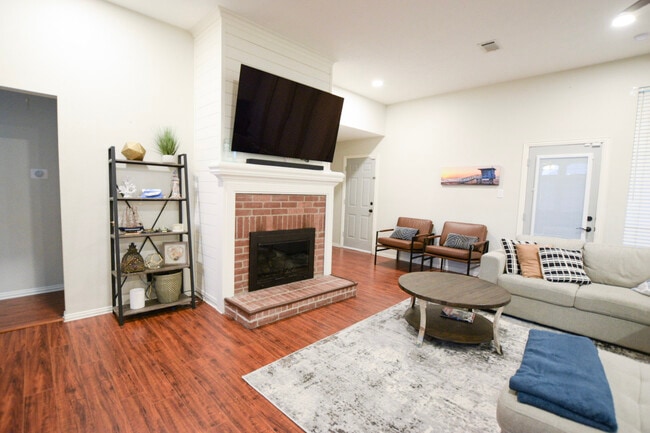 Building Photo - 1207 Old Knoll Dr