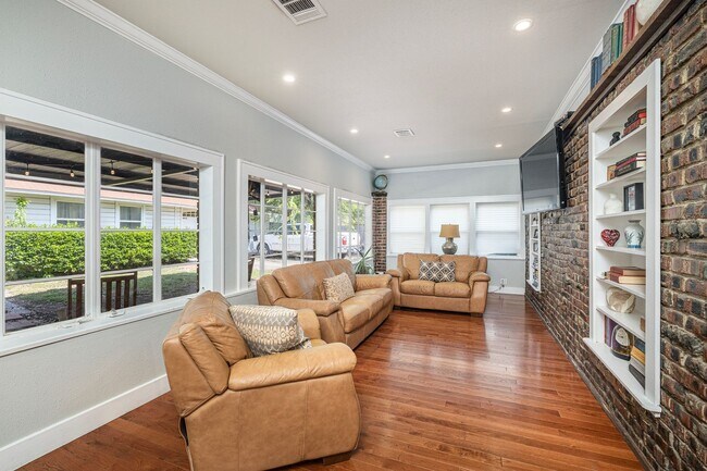 Building Photo - Berkeley Tudor For Lease!