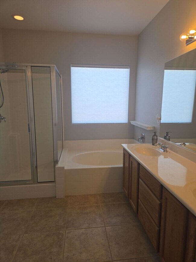 Building Photo - 3-bedroom, 2-bath home located in a cul-de-sac in desirable Anthem Highlands.