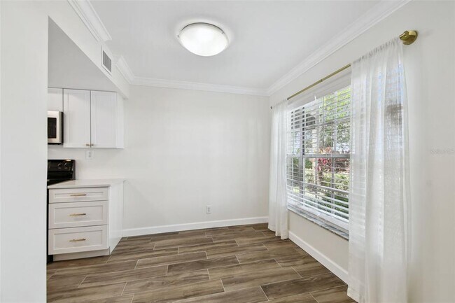 Building Photo - 408 S Arrawana Ave