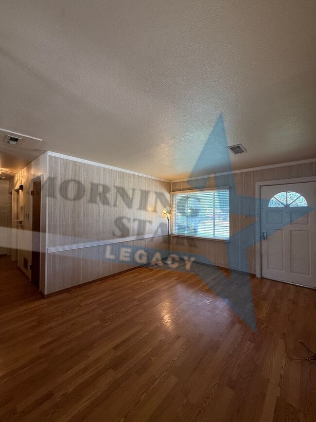 Building Photo - Cute 3-Bedroom with Large Backyard!