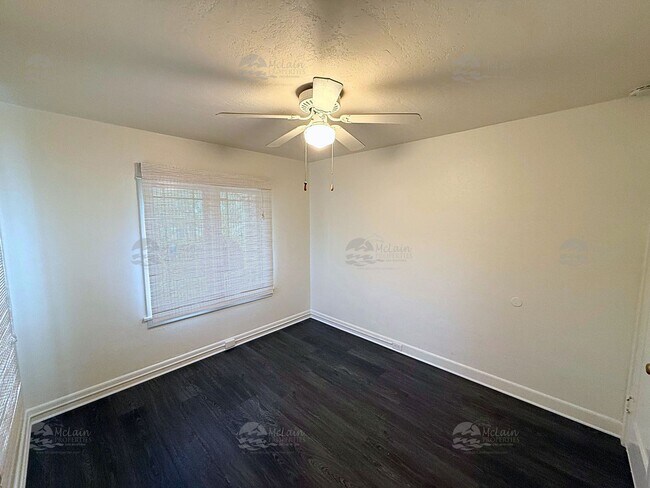 Building Photo - 304 N Rios Ave