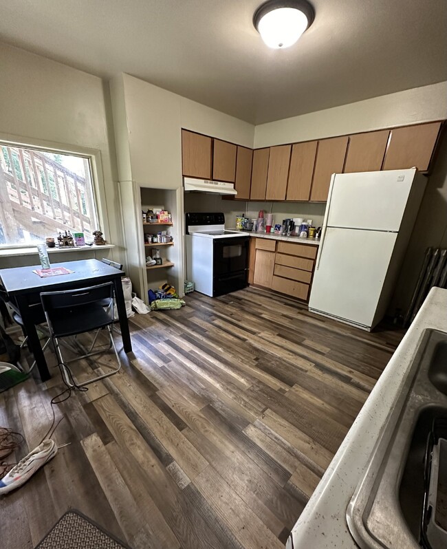 Building Photo - FREE OF SECURITY DEPOSIT 3 bed 1 bath righ...