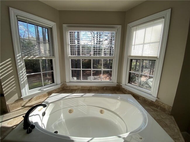 Building Photo - 5190 Southlake Dr