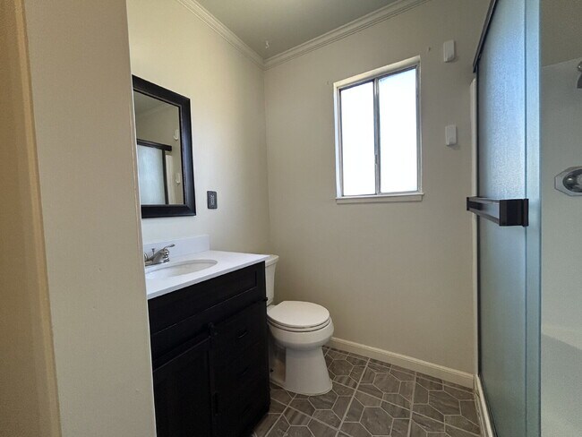 Building Photo - Refreshed 4bed 2bath in Roseville