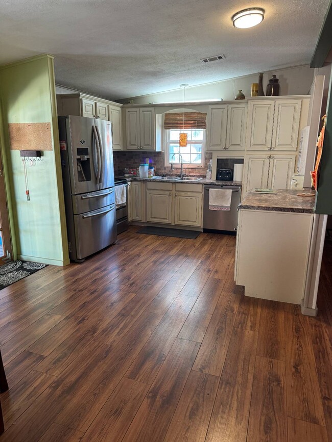 Building Photo - 638 N Edgewater Dr