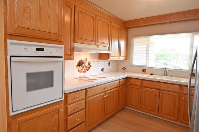 Building Photo - Beautiful home with AC in PRIME Santa Clara location - 3 bd / 2 bath coming soon!