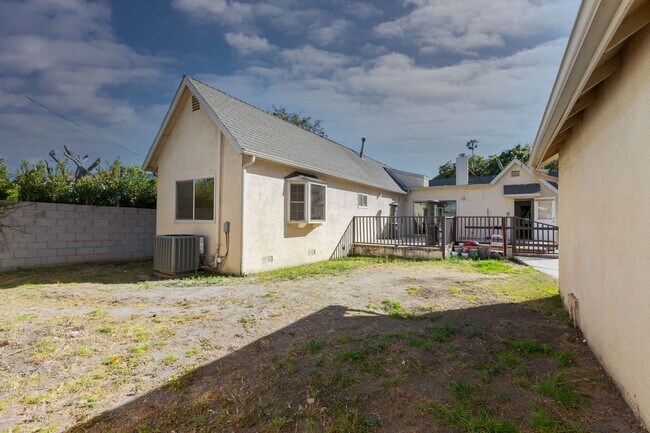 Building Photo - Spacious 4 BR 3 BA Home in Prime West L.A.