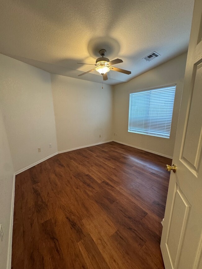 Building Photo - 813 E Amabisca Cir