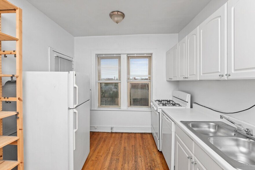 Building Photo - 2849 W Berteau Ave