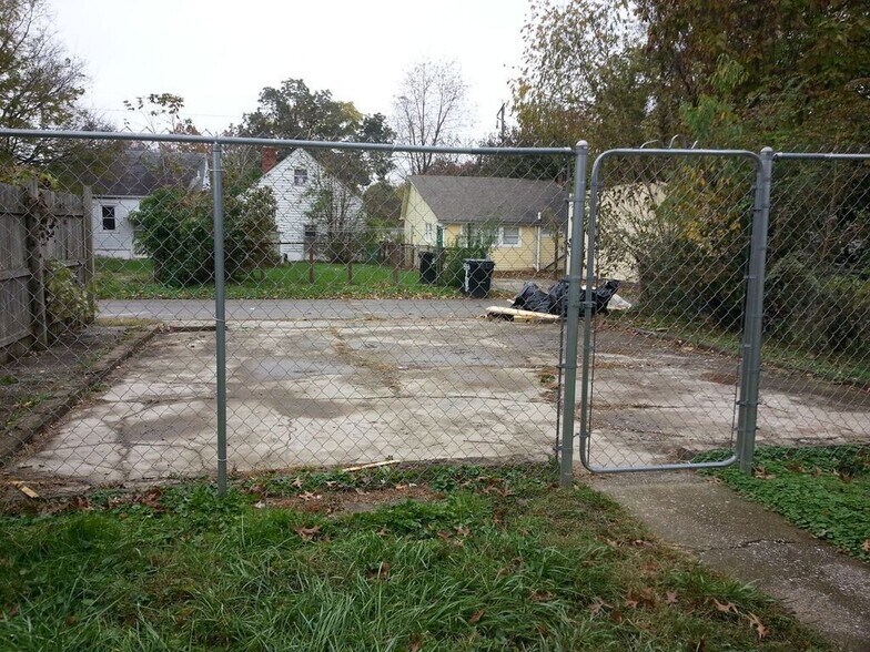 Building Photo - 824 Brentwood Ave