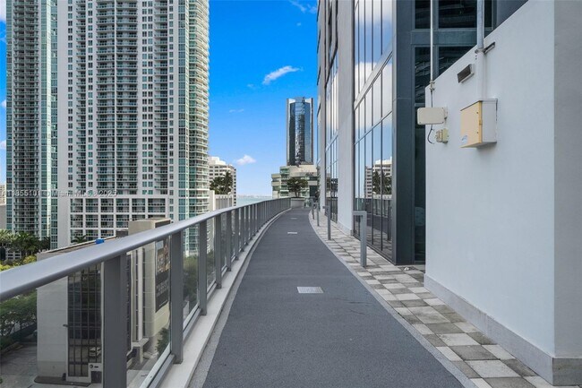 Building Photo - 1010 Brickell Ave