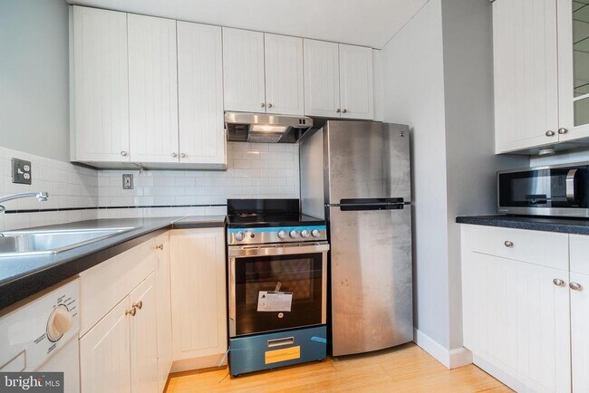 Building Photo - 1713 N Troy St