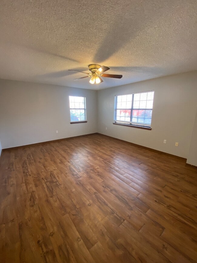 Building Photo - 1225 Woodside Dr