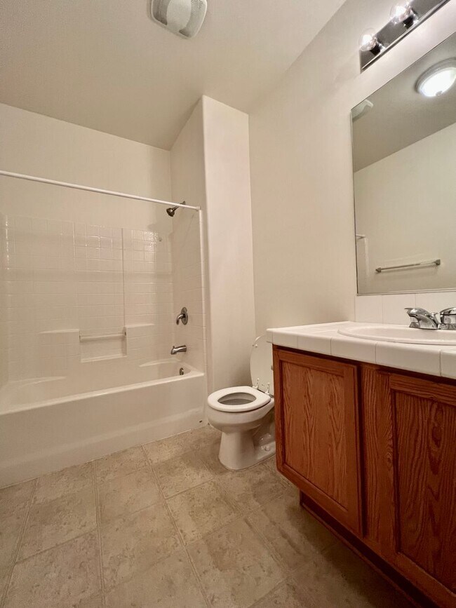 Building Photo - 712 Meadow Grove Ct