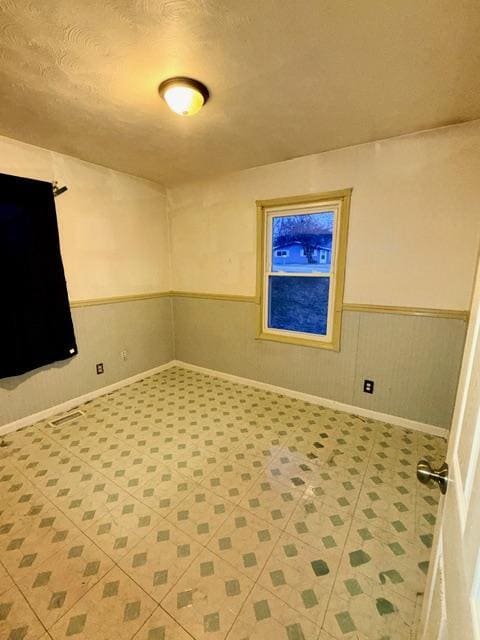 Building Photo - 572 Crestwood Dr