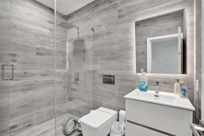 Building Photo - 3784 Sheridan Ave