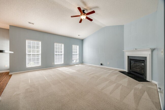 Building Photo - Well maintained 3 bedroom 2 bath home with...