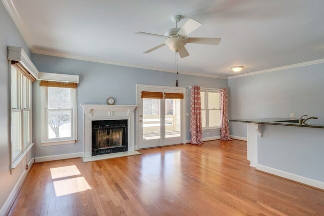 Building Photo - Spacious 2BR/2BA End Unit Condo in Desirab...