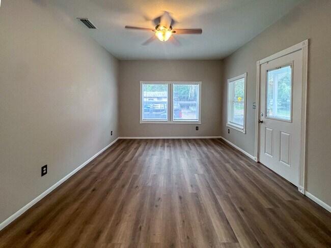 Building Photo - Pet Friendly 2BR/2BA + Flex Space on Doubl...