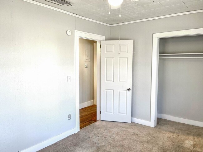 Building Photo - Pre-Leasing 2 bed 1 bath close to Texas Tech!