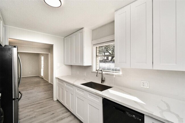 Building Photo - 1504 Holly Cir