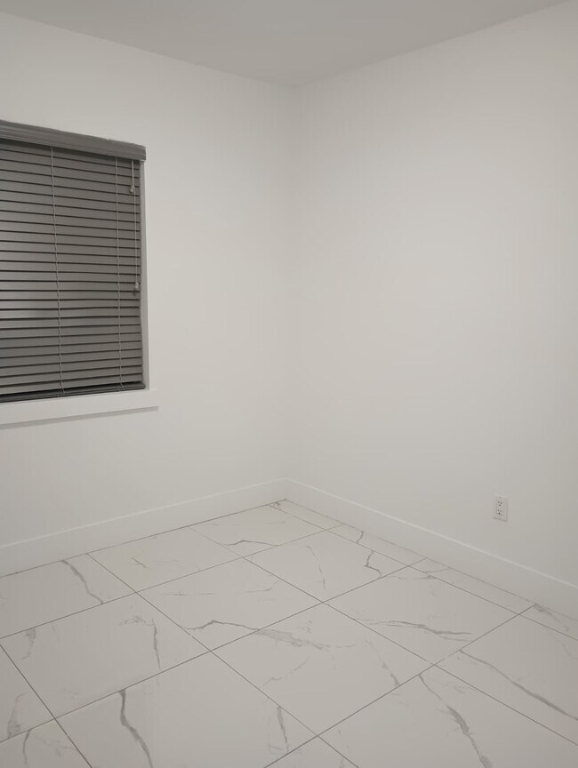 Building Photo - 3820 E 9th Ln