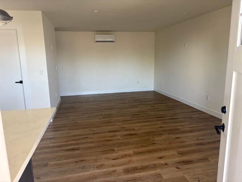 Living room - 7412 Budlong Ave