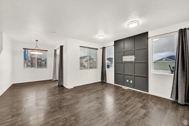 Building Photo - 1616 E Maple Way