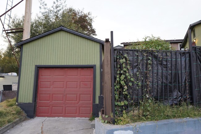 Building Photo - Spacious 3 bedroom, 1 bathroom renovated home