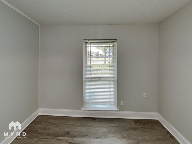 Building Photo - 1303 Hillsdale Dr