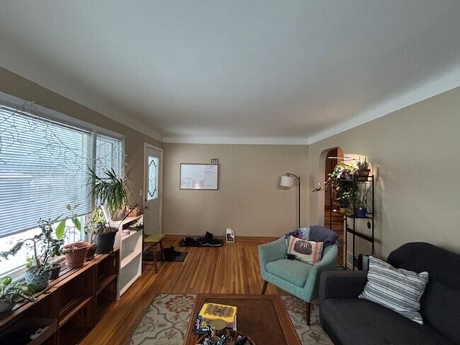 Building Photo - 1521-1525 Oxford St North