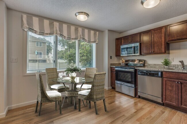 Building Photo - 48 Pleasant St