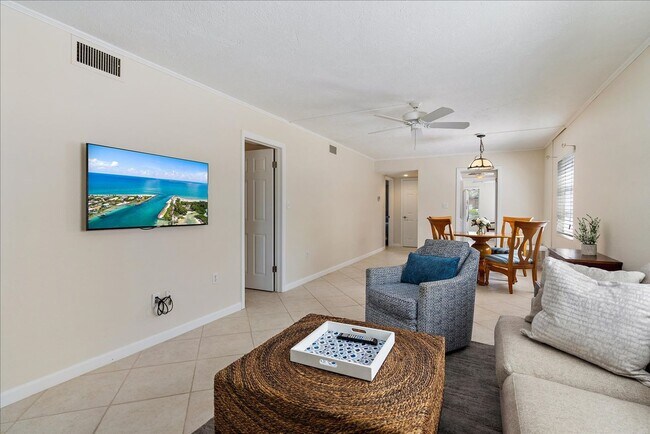 Building Photo - Beautifully updated 2 bed/2 bath located c...