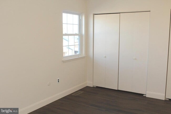 Building Photo - 214 Lexington Rd