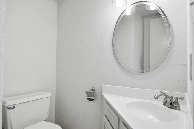 Building Photo - Beautiful Townhome in Gated Community