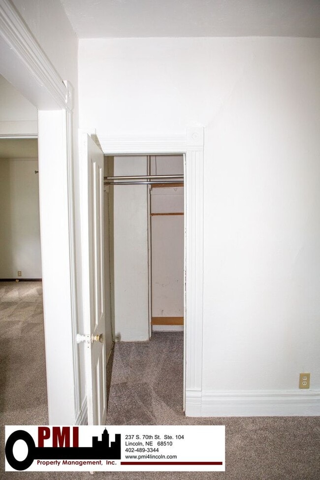 Building Photo - 1 Bedroom, 1.5 Bathroom, House For Rent Av...