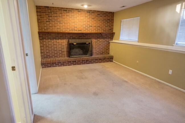 Building Photo - Charming 3-Bedroom Home with Stunning Pike...