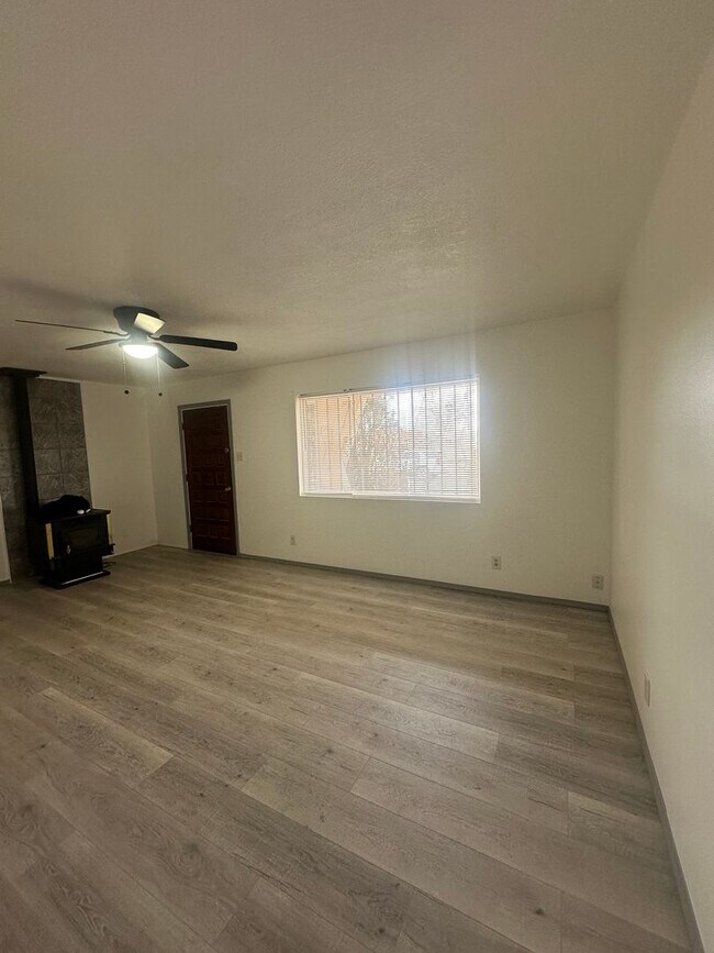 Building Photo - Welcome to this charming 3-bedroom, 2-bathroom home located in Albuquerque, NM